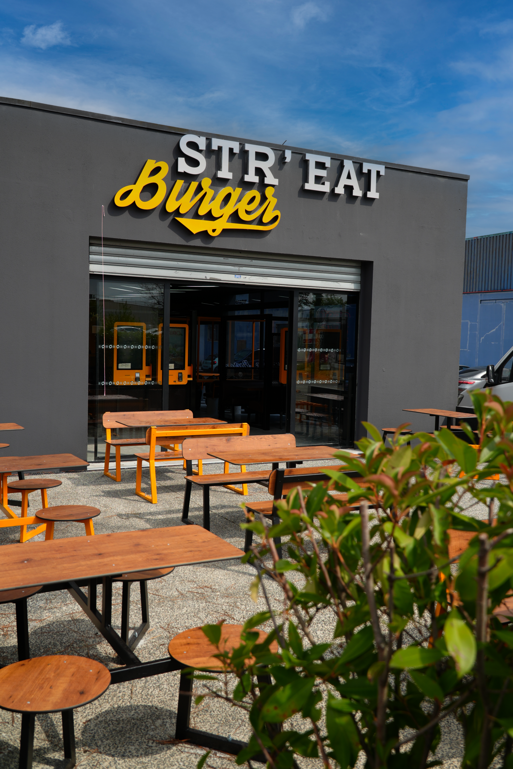 Photo extérieure terrasse restaurant Str'eat Burger Pessac
