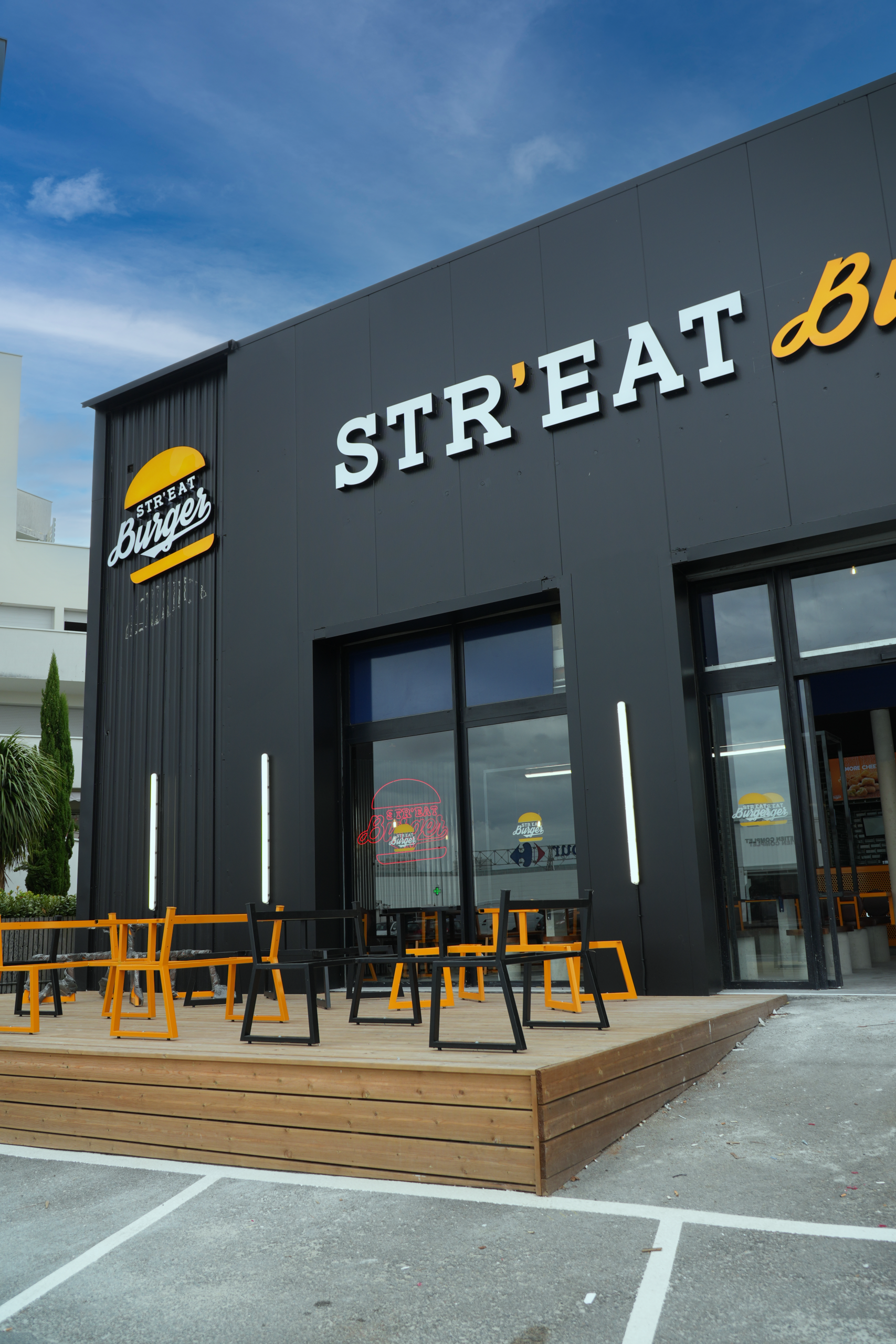 Photo extérieure terrasse restaurant Str'eat Burger Cenon