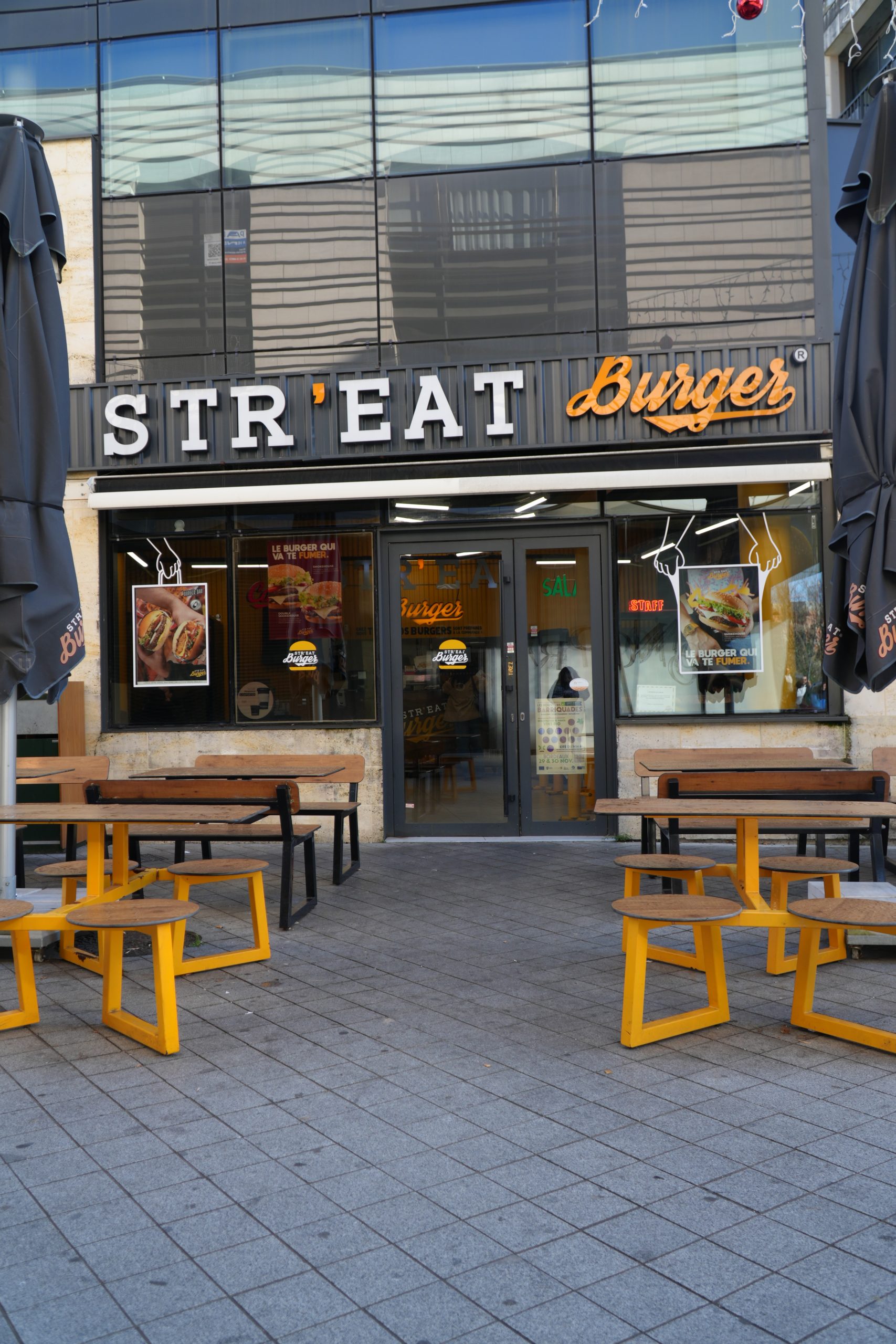 Photo extérieure terrasse restaurant Str'eat Burger Pessac