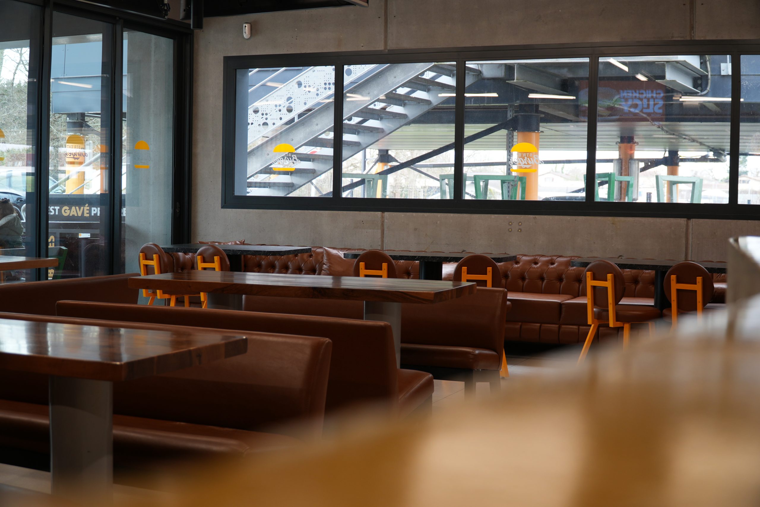 Photo intérieure salle restaurant Str'eat Burger Fargues-St-Hilaire