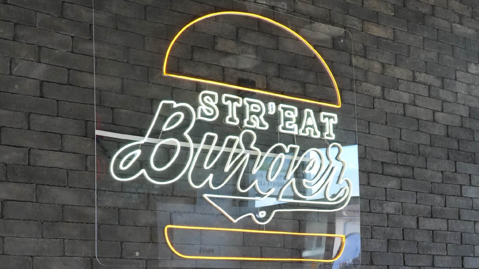 Photo Str'Eat Burger Libourne restaurant intérieur logo néon