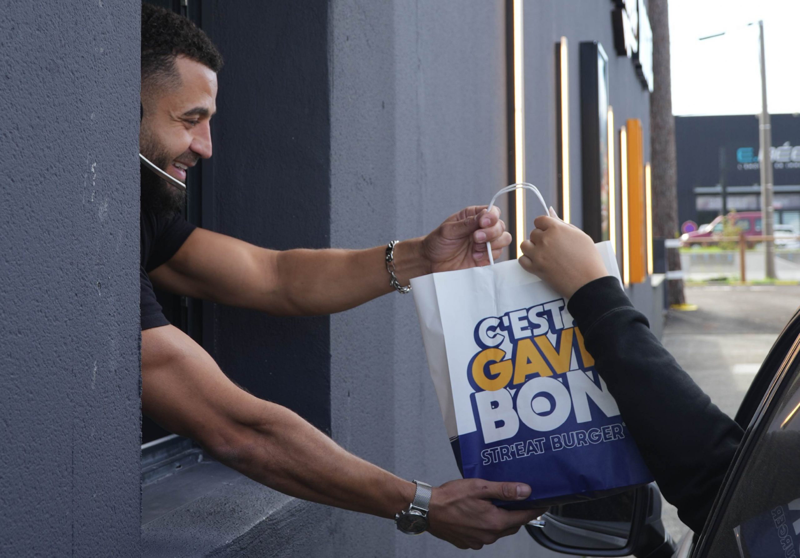 Manager - remise de la commande drive - Str'Eat Burger