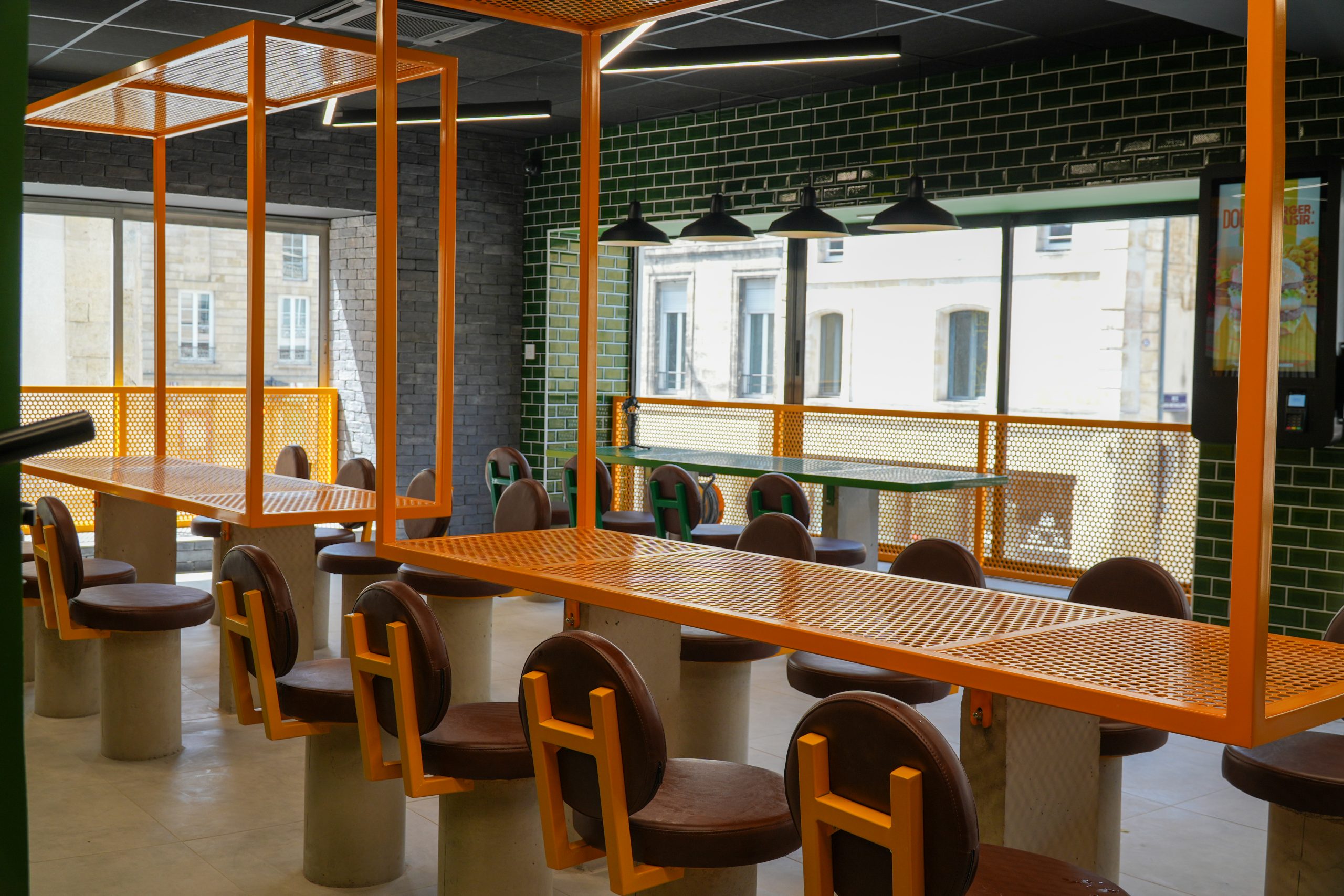 STR'EAT BURGER CHARTRONS - ÉTAGE INTÉRIEUR - TABLES