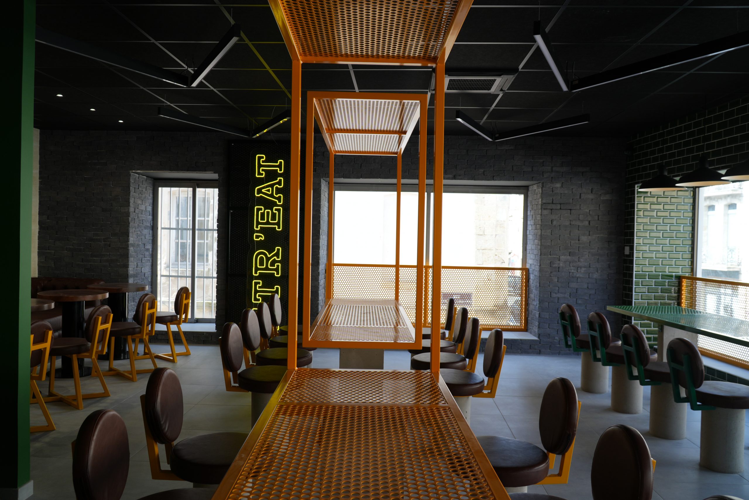 STR'EAT BURGER CHARTRONS - ÉTAGE TABLES RESTAURANT